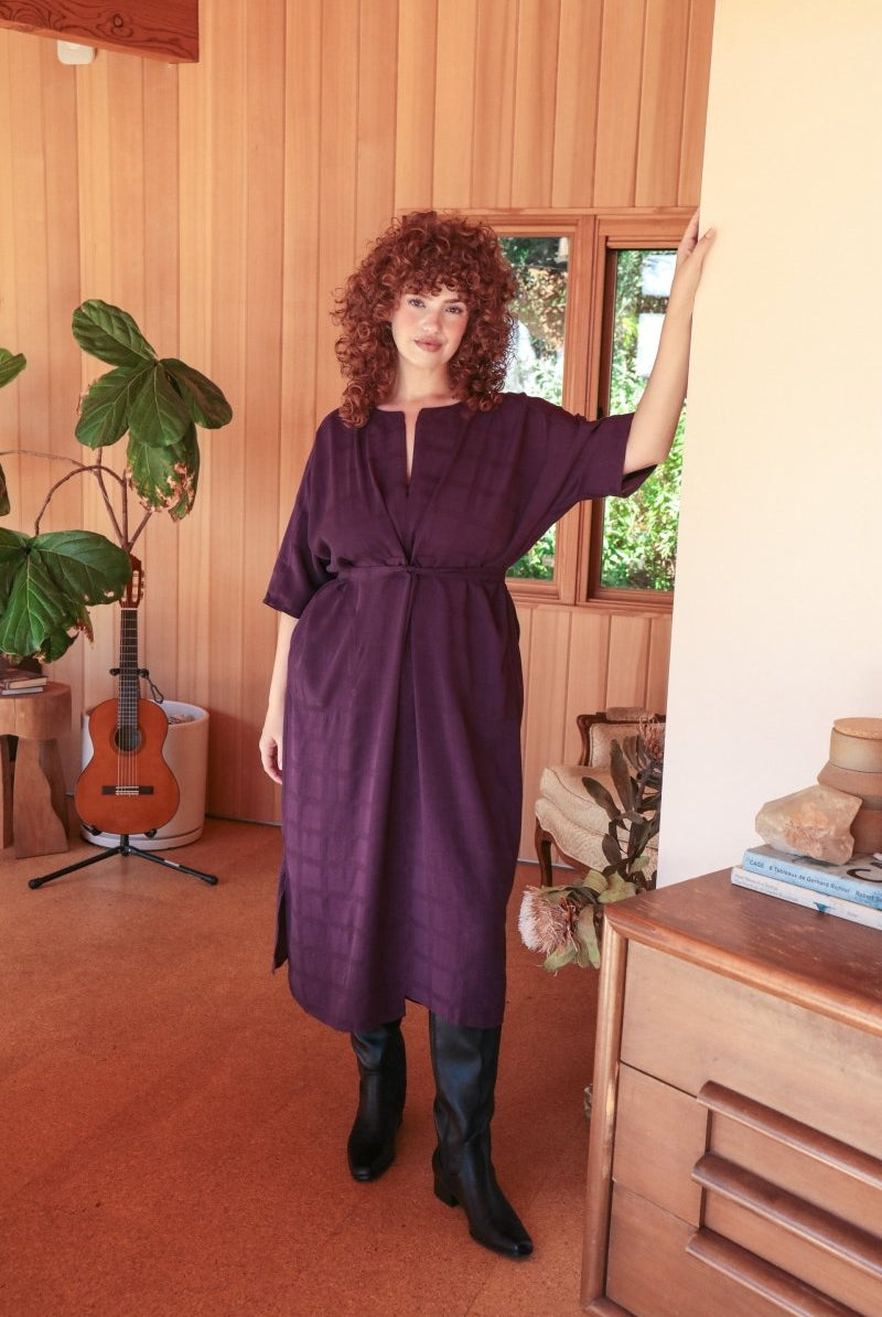Lady modelling the Rüya Tunic Dress in Plum colour