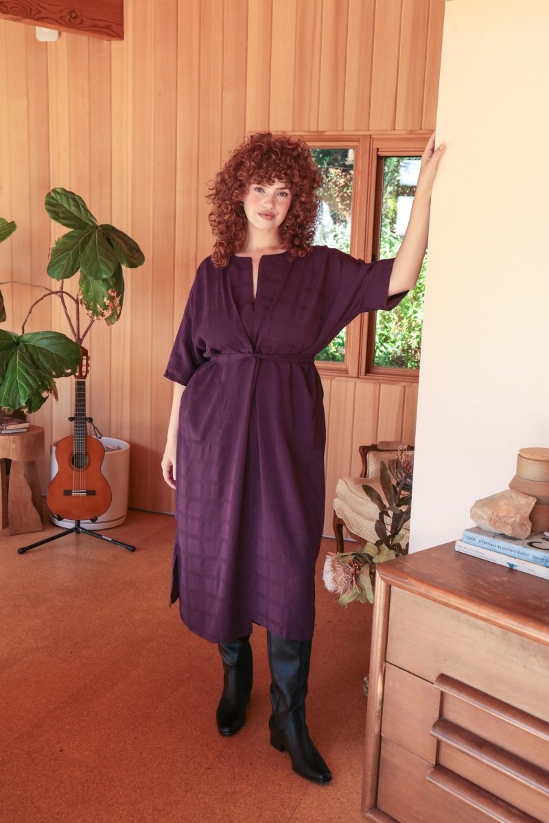 Lady modelling the Rüya Tunic Dress in Plum colour